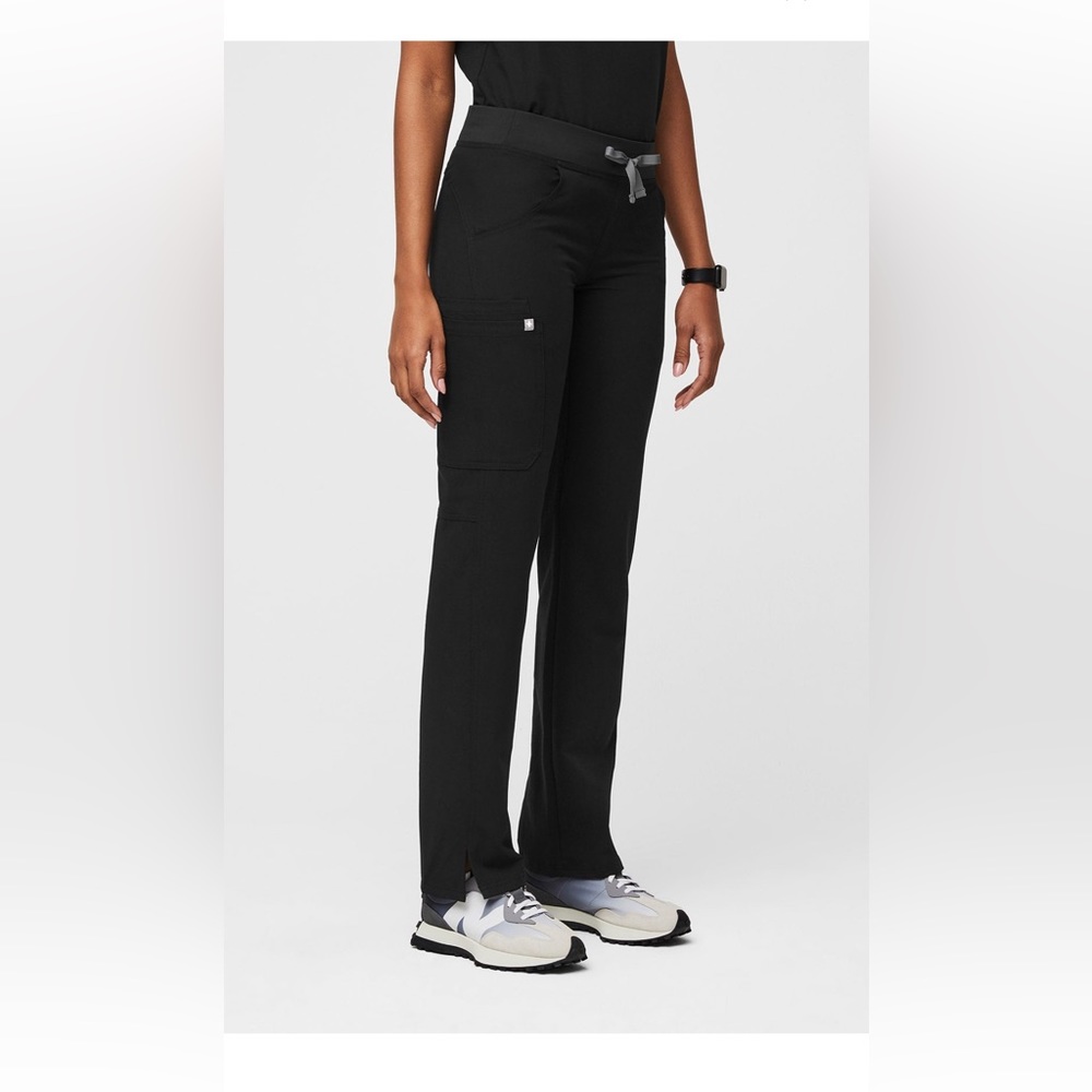 Figs Cade cargo scrub pants. Black. Size small. GUC.